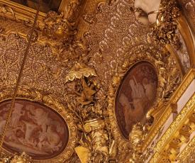 putti et trophée