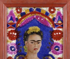 portrait de femme entourée de fleurs