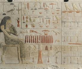 stèle funéraire égyptienne avec une femme de profil et des hiéroglyphes