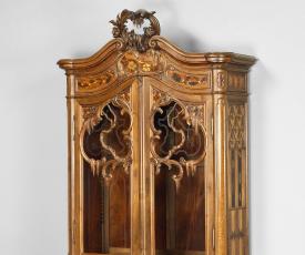 Meuble vitrine décoré de marqueterie