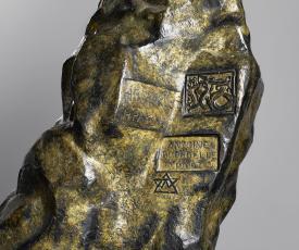 Antoine Bourdelle (1861-1929), Héraklès tue les oiseaux du lac Stymphale (Héraklès archer [détail des inscriptions sur le rocher : signature et hydre de Lerne]). 1923, sculpture (bronze doré), 248 × 247 × 123 cm. Paris, musée d’Orsay (RF 3174)