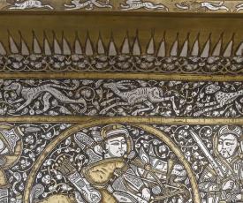 Extérieur du bassin du Baptistère de Saint Louis : médaillon au cavalier avec un guépard tenu en laisse
