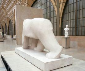 François Pompon (1855-1933), Ours blanc (vue de trois quarts arrière droit). 1928-1929 (œuvre originale en plâtre présentée au Salon d’automne de 1922), 163 × 251 × 90 cm, sculpture (calcaire). Paris, musée d’Orsay (no inv. RF 3269)