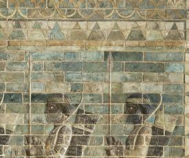 Frise des archers (détail de la partie centrale). Provient du palais de Darius Ier à Suse (Iran). Règne de Darius Ier (522-486 av. J.-C.), 475 × 375 cm, briques siliceuses moulées à glaçure colorée. Paris, musée du Louvre (no inv. AOD 487)