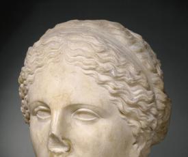 D’après Praxitèle (IVe siècle av. J.-C.), tête féminine du type de l’Aphrodite de Cnide. Époque romaine impériale (IIe siècle apr. J.-C. [?]), sculpture (marbre), 34 cm. Paris, musée du Louvre (no inv. Ma 421)