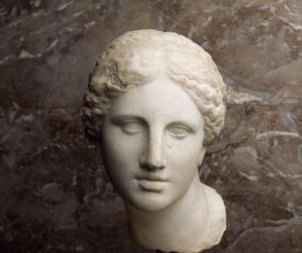 D’après Praxitèle (IVe siècle av. J.-C.), tête féminine du type de l’Aphrodite de Cnide (Tête Kaufmann). Vers 150 av. J.-C., sculpture (marbre), 35 cm. Paris, musée du Louvre (no inv. Ma 3518)