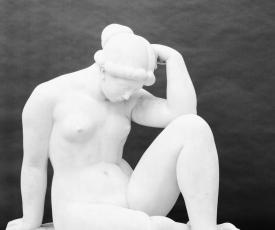 Aristide Maillol (1861-1944), Méditerranée (dit aussi La Pensée ; vue de trois quarts avant gauche). Entre 1923 et 1927, sculpture (marbre blanc), 110,5 × 117,5 × 68,5 cm. Paris, musée d’Orsay (no inv. RF 3248)