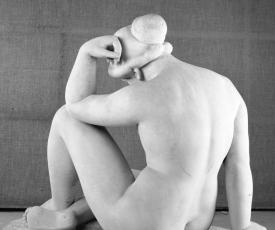 Aristide Maillol (1861-1944), Méditerranée (dit aussi La Pensée ; vue de trois quarts arrière). Entre 1923 et 1927, sculpture (marbre blanc), 110,5 × 117,5 × 68,5 cm. Paris, musée d’Orsay (no inv. RF 3248)