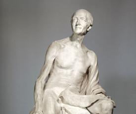 Jean-Baptiste Pigalle (1714-1785), Voltaire nu. 1776, sculpture (marbre), 150 × 89 × 77 cm. Paris, musée du Louvre (dépôt de l’Institut de France, 1962)