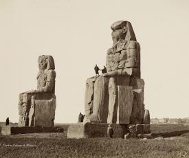 Émile Béchard (né en 1844), Vue des deux colosses, de trois quarts. Colosses de Memnon à Karnak. Entre 1870 et 1880, photographie (épreuve sur papier albuminé d’après négatif verre), 27 × 38 cm. Montigny-le-Bretonneux, fort de Saint-Cyr, médiathèque de l’Architecture et du Patrimoine