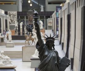 Frédéric Auguste Bartholdi (1834-1904), La Liberté éclairant le monde (Statue de la Liberté). Réplique du musée d’Orsay. Vers 1889, sculpture (bronze), 287 × 105 × 75 cm. Paris, musée d’Orsay