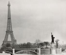 Anonyme, La Tour Eiffel avec la Statue de la Liberté. Après 1937, photographie (épreuve sur papier), 18 × 23 cm. Paris, musée d’Orsay