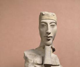 Buste d’Akhénaton. Fragment d’un pilier osiriaque. Provient du temple de Karnak, à Louxor (Égypte). Vers 1350 av. J.-C., sculpture et peinture (grès, pigments), 135 × 87 × 49 cm. Paris, musée du Louvre (E 27112)