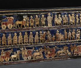 Étendard royal d’Ur. Provient du cimetière royal d’Ur, en Irak. Vers 2600 av. J.-C., mosaïque (bois, nacre, calcaire rouge, lapis-lazuli, bitume), 21,7-22 × 50,4 × 5,6-11,6 cm. Royaume-Uni, Londres, British Museum