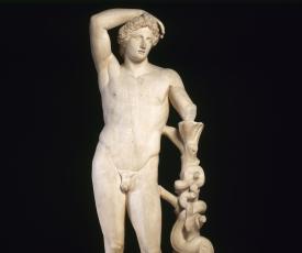 D’après Praxitèle (vers 395 av. J.-C. – avant 326 av. J.-C.), Apollon lycien, dit Apollon de Smyrne. Copie. Découvert à Izmir (Smyrne), en Turquie. Deuxième quart du IIe siècle apr. J.-C., original du troisième quart du IVe siècle av. J.-C., sculpture (marbre), 219 × 85 × 49 cm. Paris, musée du Louvre (Ma 928)