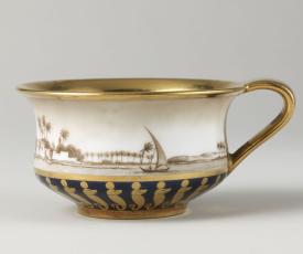 Manufacture de Sèvres, cabaret égyptien de l’impératrice Joséphine. Tasse à thé montrant une vue du Nil. 1808, porcelaine dure. Rueil-Malmaison, musée national des châteaux de Malmaison et Bois-Préau (M.M.83.9.10)