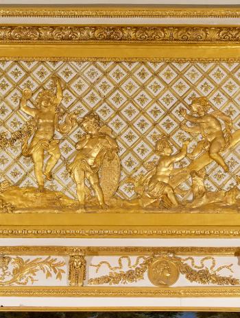 Grande frise dorée de la seconde antichambre, dite salon de l’Œil-de-Bœuf, de l’appartement du Roi au château de Versailles