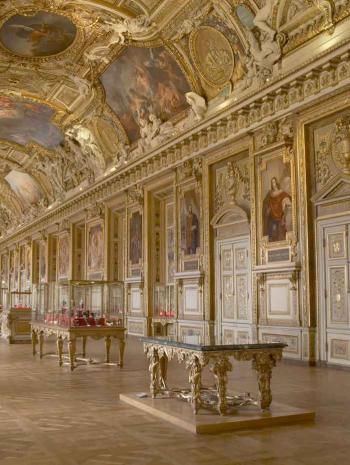 La galerie d’Apollon est une galerie du palais du Louvre, au-dessus de l’appartement d’été de la reine Anne d’Autriche. Elle relie le pavillon du roi et la Grande galerie.