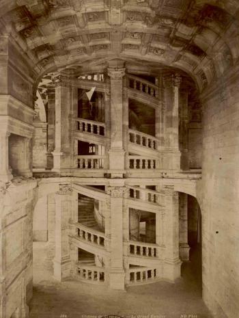 Le grand escalier du château est sans doute l’élément le plus célèbre. Il a été inspiré d’un dessin de Léonard de Vinci, mais contrairement à son modèle, ne compte que deux montées d’escalier. Deux visiteurs peuvent, en même temps, emprunter l’escalier en étant diamétralement opposés. 