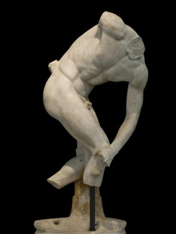 fragment sans tête d'une sculpture en marbre d'un discobole nu