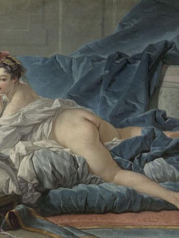 femme à moitié nue allongée sur un lit de dos