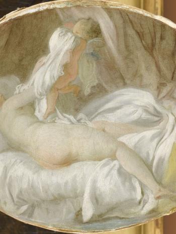 Fmme dans son lit enlevant sa chemise