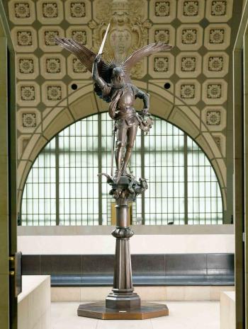 Statue de bronze d'un ange avec épée et bouclier,