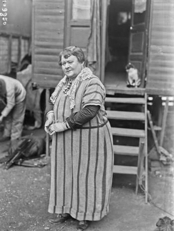 femme devant une roulotte