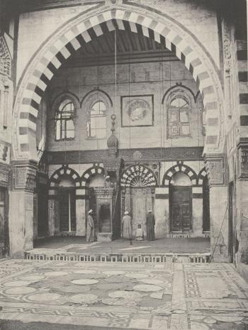 intérieur d'une mosquée avec des fidèles