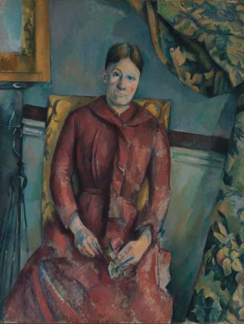femme assise habillée en rouge
