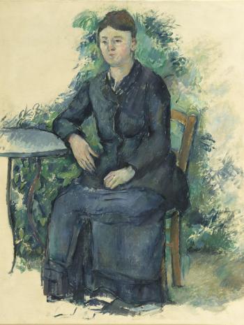 femme en bleu assise dans un jardin