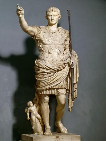 statue Auguste le bras droit levé avec cuirasse