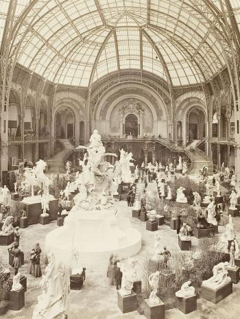 nef du grand palais avec des sculptures