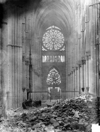 ruines intérieures de la cathédrale de reims