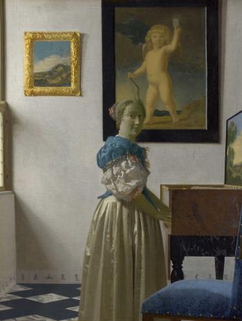 Jeune femme qui se tient debout face aux escaliers en nous regardant