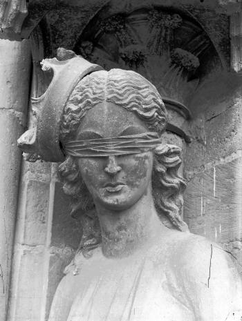 sculpture d'une statue de femme aux yeux bandés