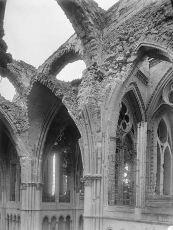 Ruines des voûtes à la croisée du transept de la cathédrale de Reims