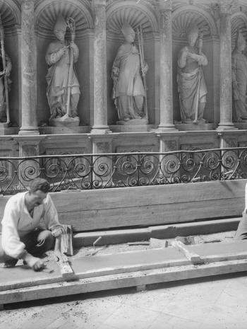 ouvriers travaillant sur une charpente