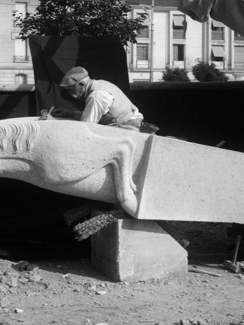 sculpteur en train de travailler sur une gargouille