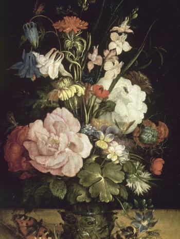 Bouquet de fleurs, certaines paraissent fanées et un papillon est posé au pieds du vase.