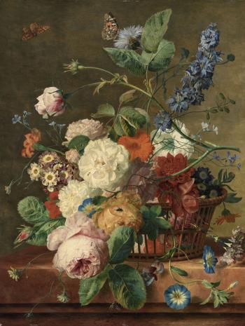 Corbeille en osier avec des fleurs.
