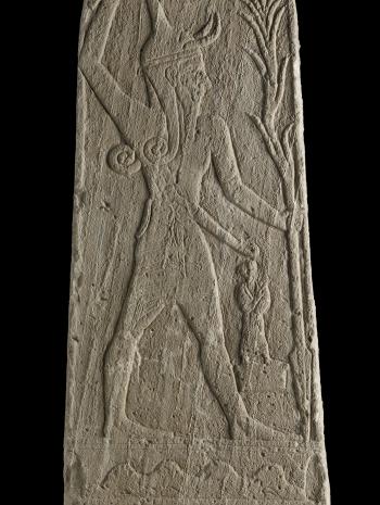 homme profil armé avec lances 