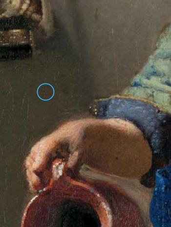 Gros plan sur le point de fuite de l'œuvre, entouré en bleu