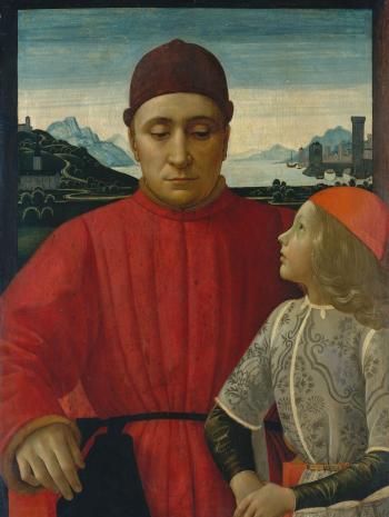 Jeune garçon regardant son père, debout en tenue rouge