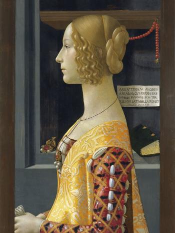 Femme blonde de profil, avec une tenue dorée