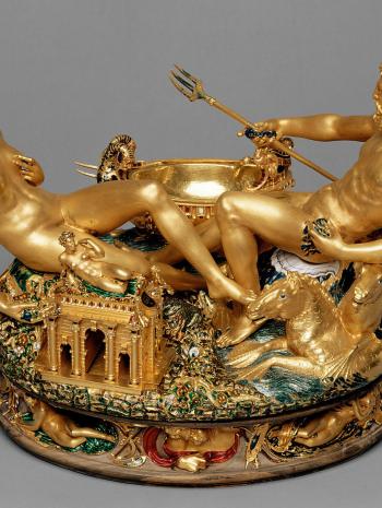 salière en orfèvrerie luxueuse avec des dieux