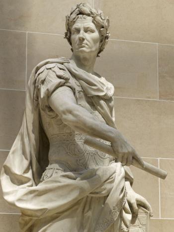 statue d'un homme en cuirasse