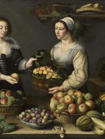 une marchande vend des fruits et des légumes à une jeune femme