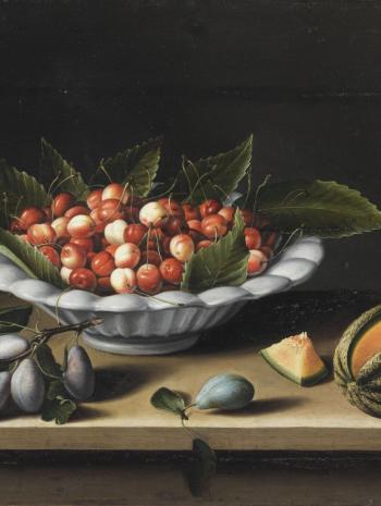 cerises dans une coupe avec des prunes et un melon