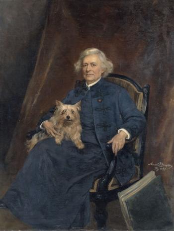 femme assise en bleu avec un chien 